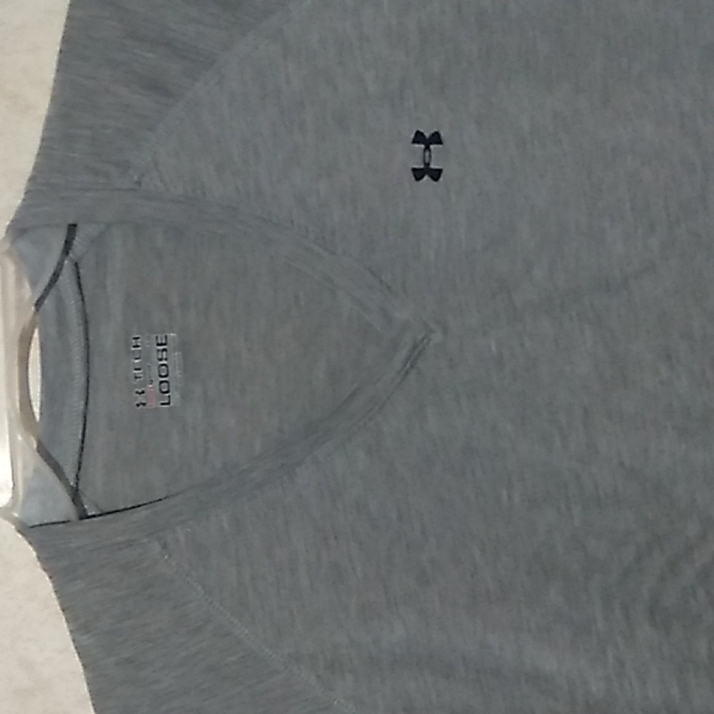 Under Armor heat gear loose size large gray v-neck t-shirt 👕